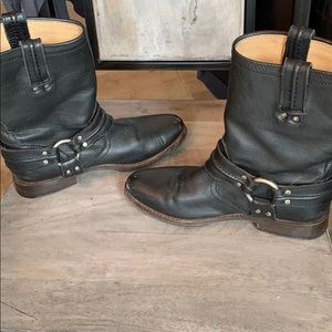 Frye Maxine Trapunto short. Black 7.5